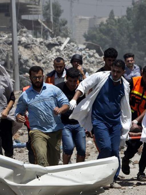 Ärzte bergen Körper im östlichen Stadtteil von Gaza-Stadt