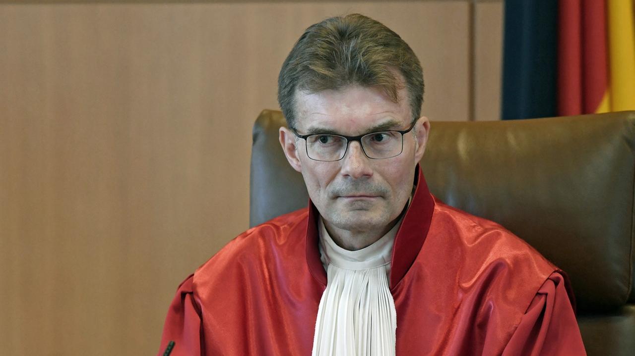 Henning Radtke mit roter Robe vor der Urteilsverkündigung zum Rundfunkbeitrag für die öffentlich-rechtlichen Rundfunkanstalten am Bundesverfassungsgericht in Karlsruhe
Henning Radtke mit roter Robe vor der Urteilsverkündigung zum Rundfunkbeitrag für die öffentlich-rechtlichen Rundfunkanstalten am Bundesverfassungsgericht in Karlsruhe