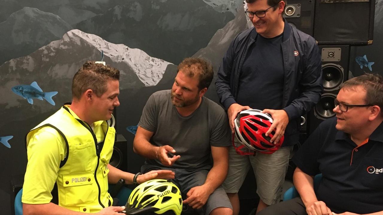 Fahrradpolizist Axel Sommer, die Radfunk-Moderatoren Paulus Müller und Klaas Reese und Christoph Schmidt, Vorsitzender des ADFC in Köln im Gespräch.
