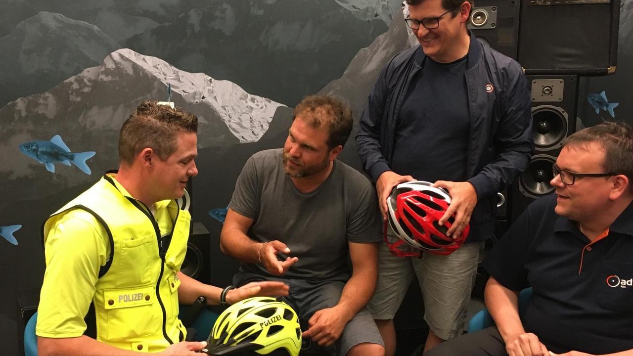 Fahrradpolizist Axel Sommer, die Radfunk-Moderatoren Paulus Müller und Klaas Reese und Christoph Schmidt, Vorsitzender des ADFC in Köln im Gespräch. Fahrradpolizist Axel Sommer, die Radfunk-Moderatoren Paulus Müller und Klaas Reese und Christoph Schmidt, Vorsitzender des ADFC in Köln im Gespräch.