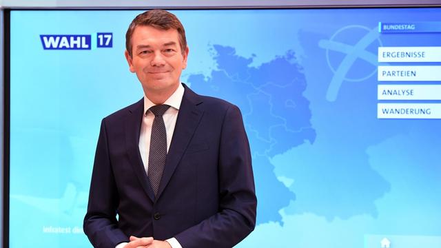 Der Moderator Jörg Schönenborn steht am 22.09.2017 in Berlin im ARD-Studio zur Bundestagswahl 2017