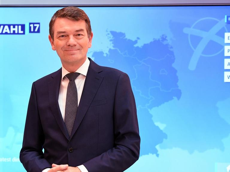 Der Moderator Jörg Schönenborn steht am 22.09.2017 in Berlin im ARD-Studio zur Bundestagswahl 2017
