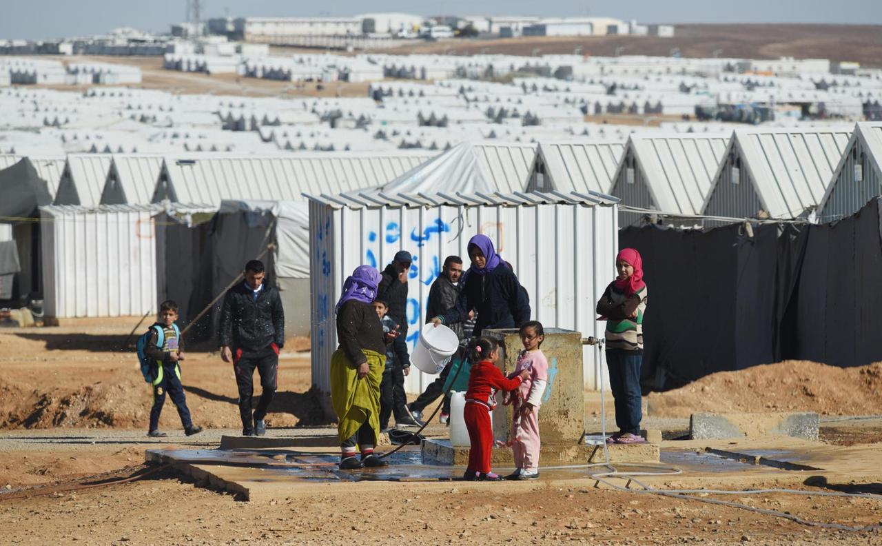 Frauen und Kinder vor den Hütten des UNHCR.Flüchtlingslagers in Azraq in Jordanien. Frauen und Kinder vor den Hütten des UNHCR.Flüchtlingslagers in Azraq in Jordanien.