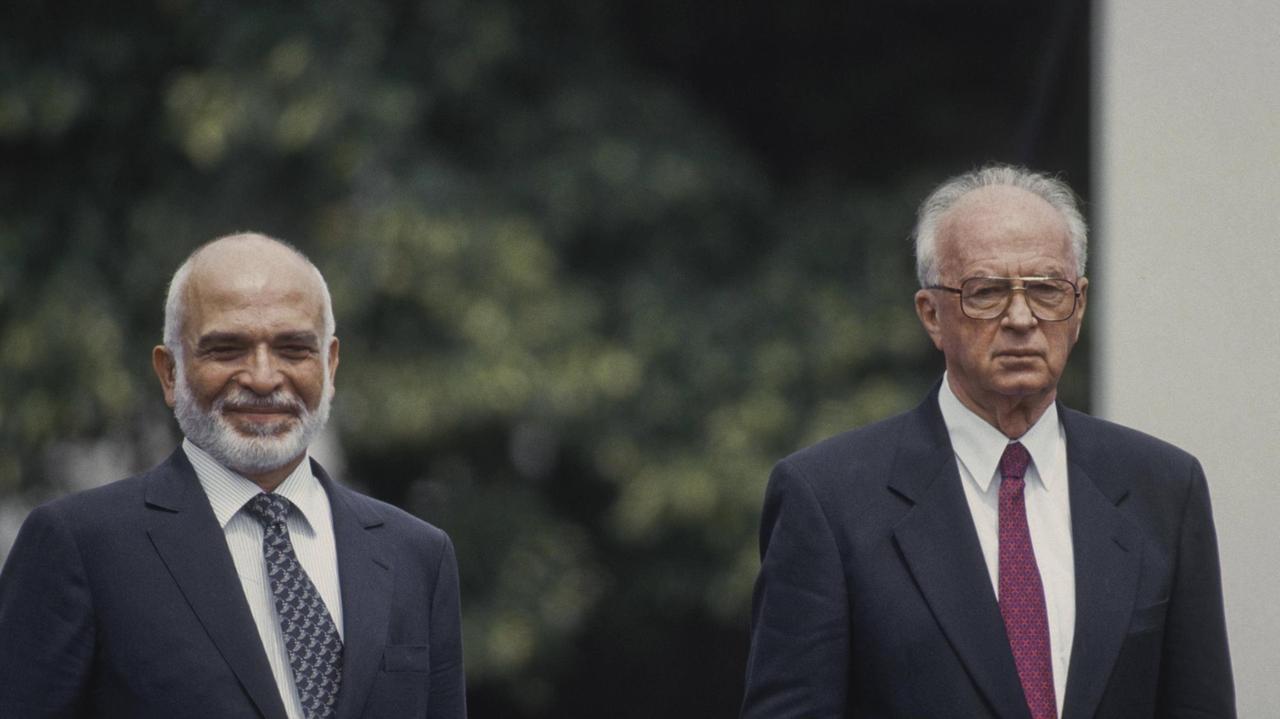 1994: Der jordanische König Hussein und Israels Ministerpräsident Yitzhak Rabin in dunklen Anzügen mit Krawatte.