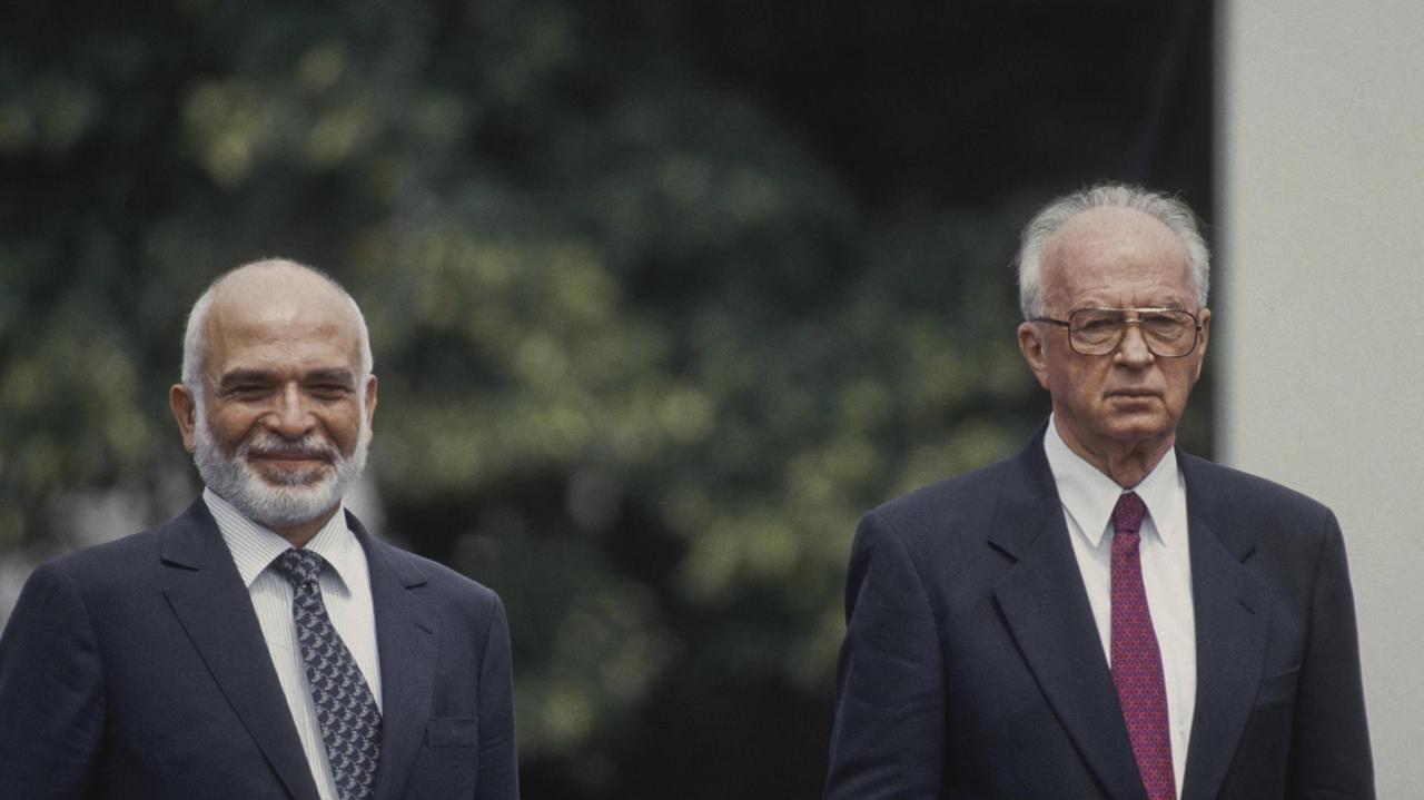 1994: Der jordanische König Hussein und Israels Ministerpräsident Yitzhak Rabin in dunklen Anzügen mit Krawatte. 1994: Der jordanische König Hussein und Israels Ministerpräsident Yitzhak Rabin in dunklen Anzügen mit Krawatte.