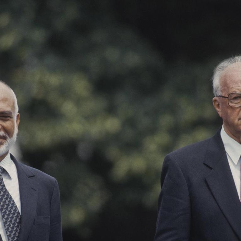 1994: Der jordanische König Hussein und Israels Ministerpräsident Yitzhak Rabin in dunklen Anzügen mit Krawatte.