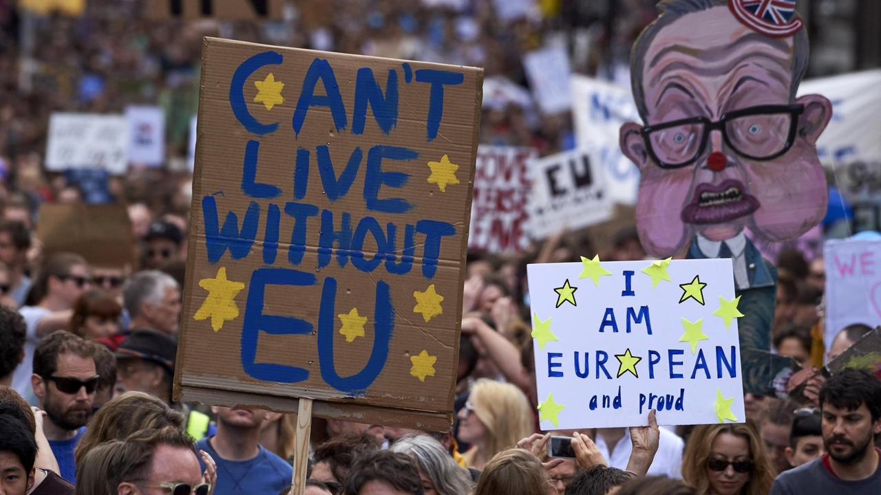 Proteste in London gegen die Entscheidung der Briten, nach dem Brexit-Referendum aus der Europäischen Union auszutreten. Proteste in London gegen die Entscheidung der Briten, nach dem Brexit-Referendum aus der Europäischen Union auszutreten.