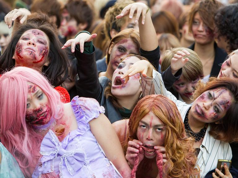 Fans der US-Serie "The Walking Dead" feiern in Tokio Halloween.