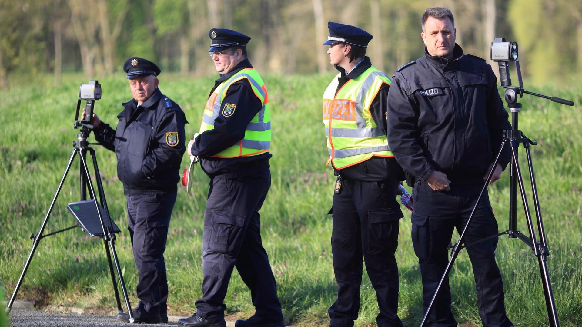 Blitzmarathon in Sachsen-Anhalt: Während einer Geschwindigkeitskontrolle führen am 21.04.2016 Polizisten in Magdeburg (Sachsen-Anhalt) Messungen durch. Mit einem europaweiten Blitzmarathon will die Polizei die Verkehrsteilnehmer für vorschriftsmäßige Fahrweise sensibilisieren. Blitzmarathon in Sachsen-Anhalt: Während einer Geschwindigkeitskontrolle führen am 21.04.2016 Polizisten in Magdeburg (Sachsen-Anhalt) Messungen durch. Mit einem europaweiten Blitzmarathon will die Polizei die Verkehrsteilnehmer für vorschriftsmäßige Fahrweise sensibilisieren.