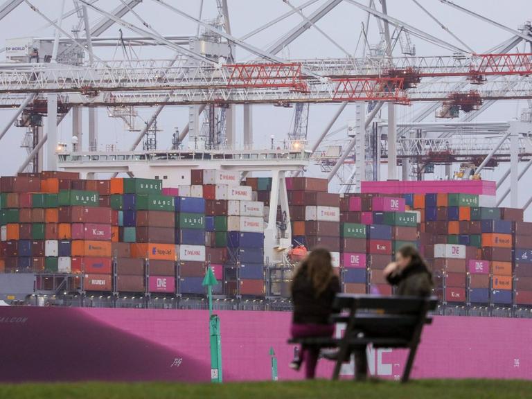 Im Containerhafen von Southampton: Zwei Frauen auf einer Bank, im Hintergrund eine Wand aus Containern