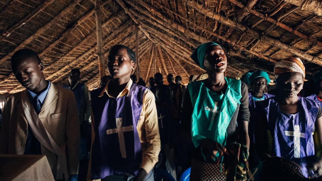 Südsudanesische Nuer beim Gottesdienst in einem Flüchtlingslager in Uganda, September 2017 Südsudanesische Nuer beim Gottesdienst in einem Flüchtlingslager in Uganda, September 2017
