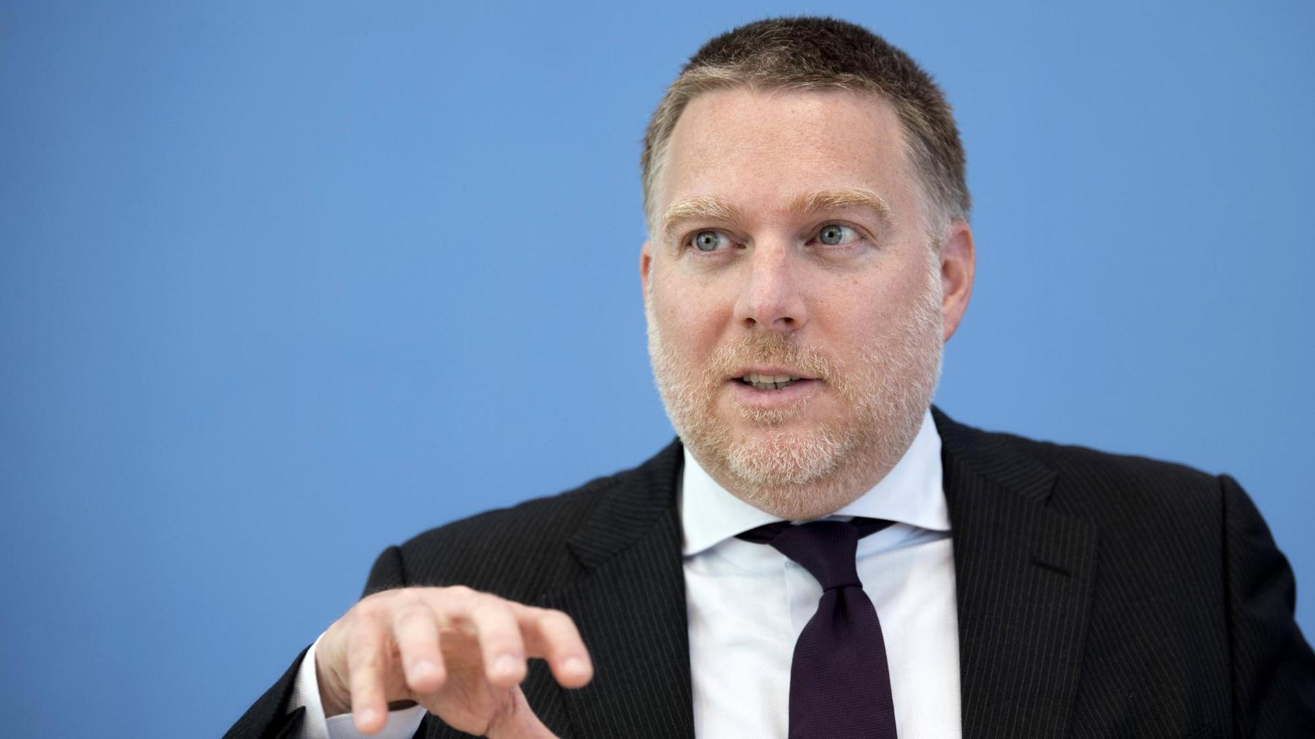 Steffen Augsberg,Staatsrechtler und Mitglied des Ethikrats blickt in die Kamera Steffen Augsberg,Staatsrechtler und Mitglied des Ethikrats blickt in die Kamera