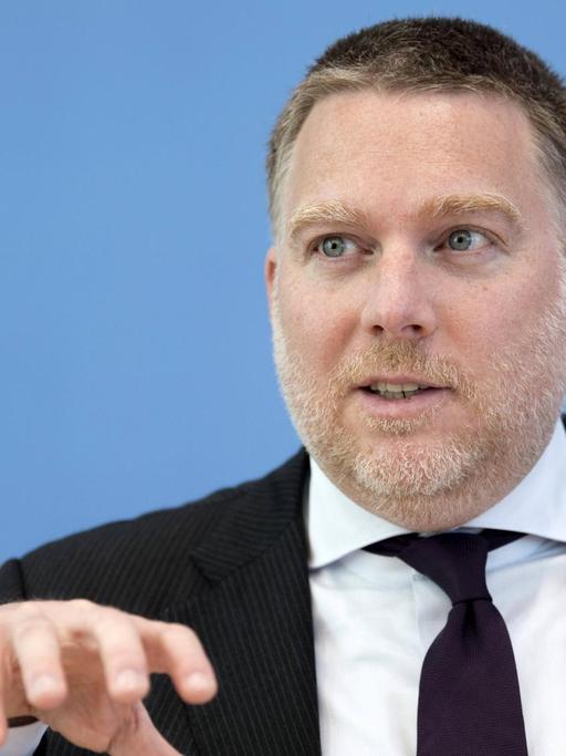 Steffen Augsberg,Staatsrechtler und Mitglied des Ethikrats blickt in die Kamera