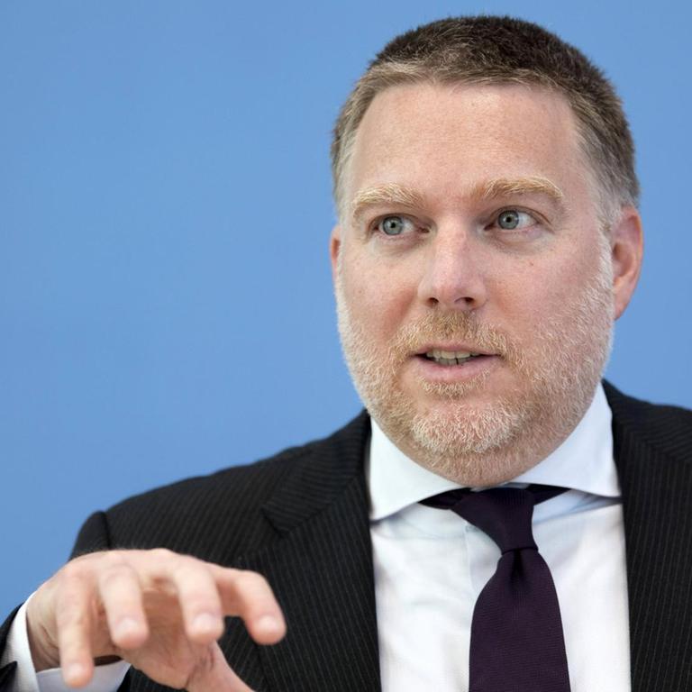 Steffen Augsberg,Staatsrechtler und Mitglied des Ethikrats blickt in die Kamera
