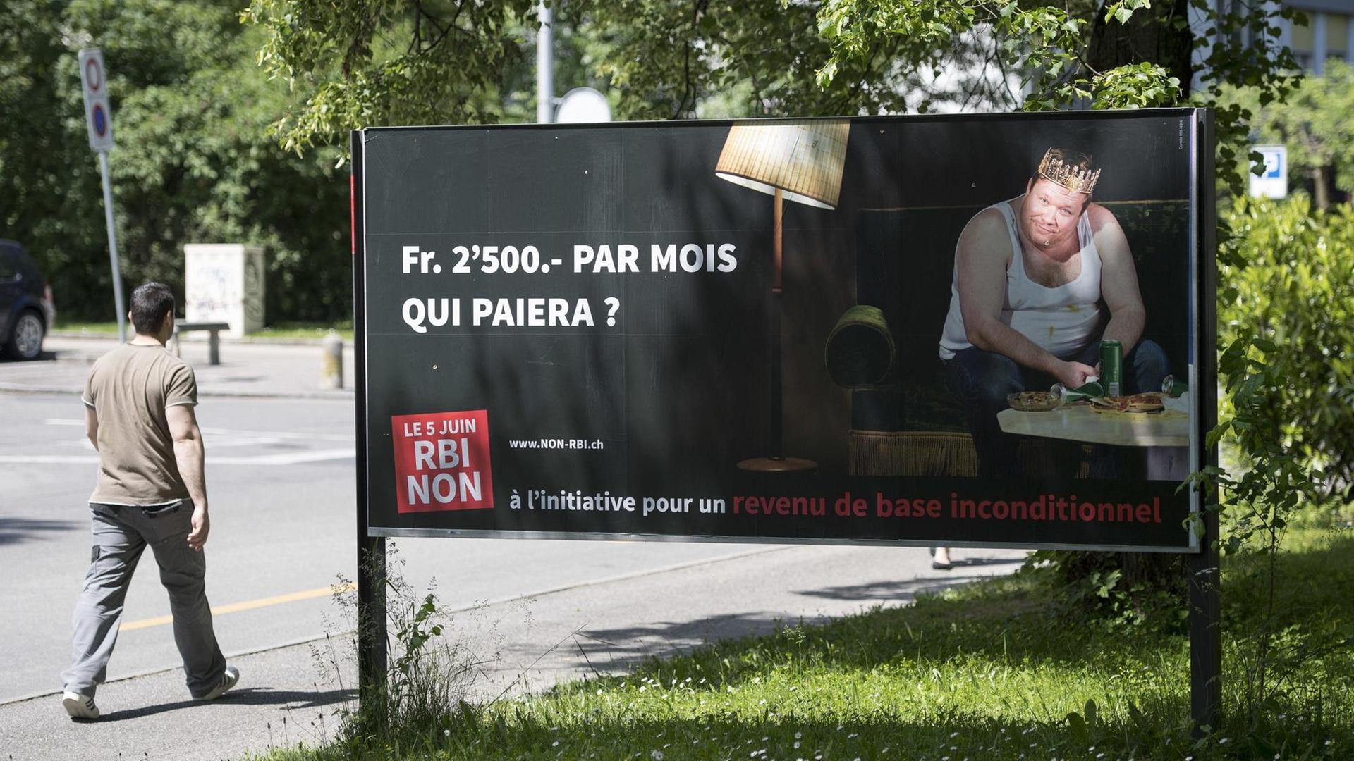 Ein Mann geht am 25.05.2016 in Genf an einem Plakat vorbei, das auf die bevorstehende Volksabstimmung in der Schweiz, im besonderen auf die Forderung nach bedingungslosem Grundeinkommen, aufmerksam macht. Ein Mann geht am 25.05.2016 in Genf an einem Plakat vorbei, das auf die bevorstehende Volksabstimmung in der Schweiz, im besonderen auf die Forderung nach bedingungslosem Grundeinkommen, aufmerksam macht.