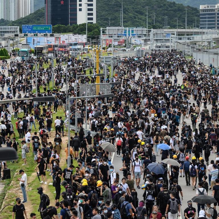 Hunderte Anhänger der Demokratiebewegung blockieren am 1. September 2019 den Flughafen in Hongkong