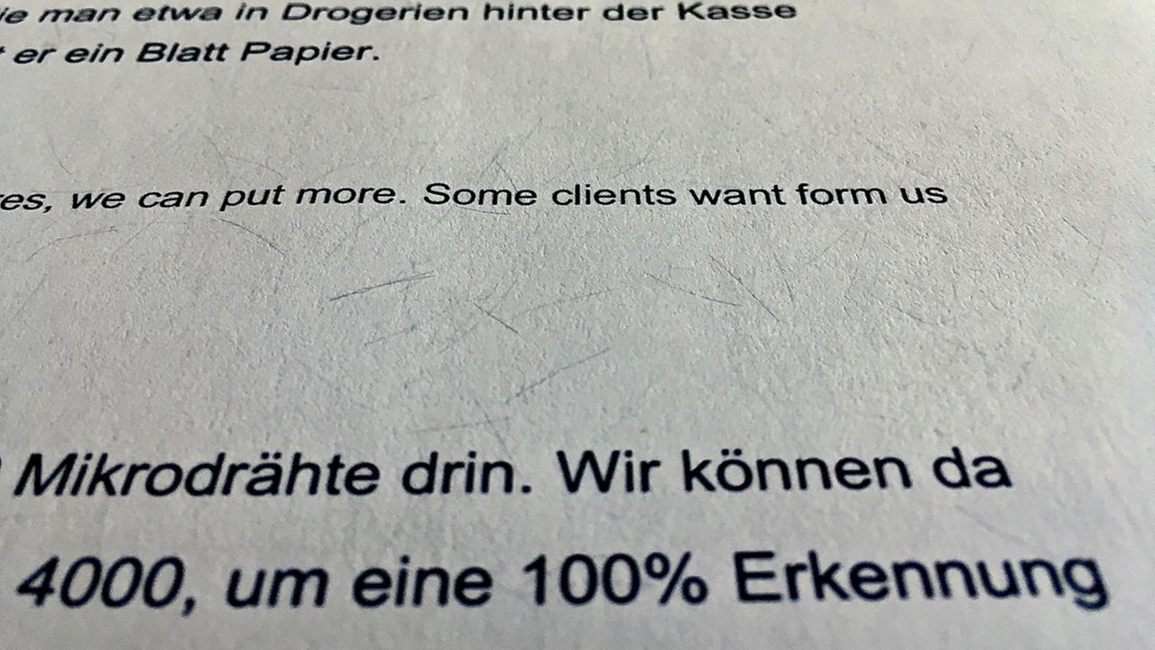 In den Sicherheitspapier sind die metallischen Mikrodrähte deutlich zu sehen In den Sicherheitspapier sind die metallischen Mikrodrähte deutlich zu sehen