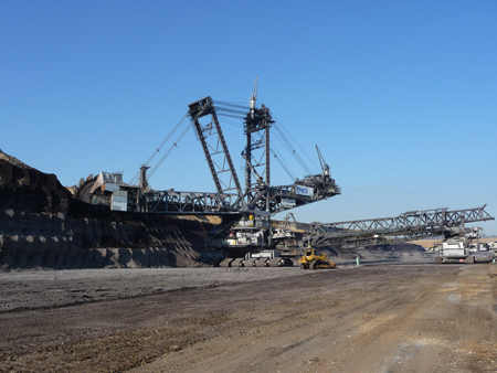 Ein Bagger im rheinischen Braunkohletagebau Garzweiler Ein Bagger im rheinischen Braunkohletagebau Garzweiler