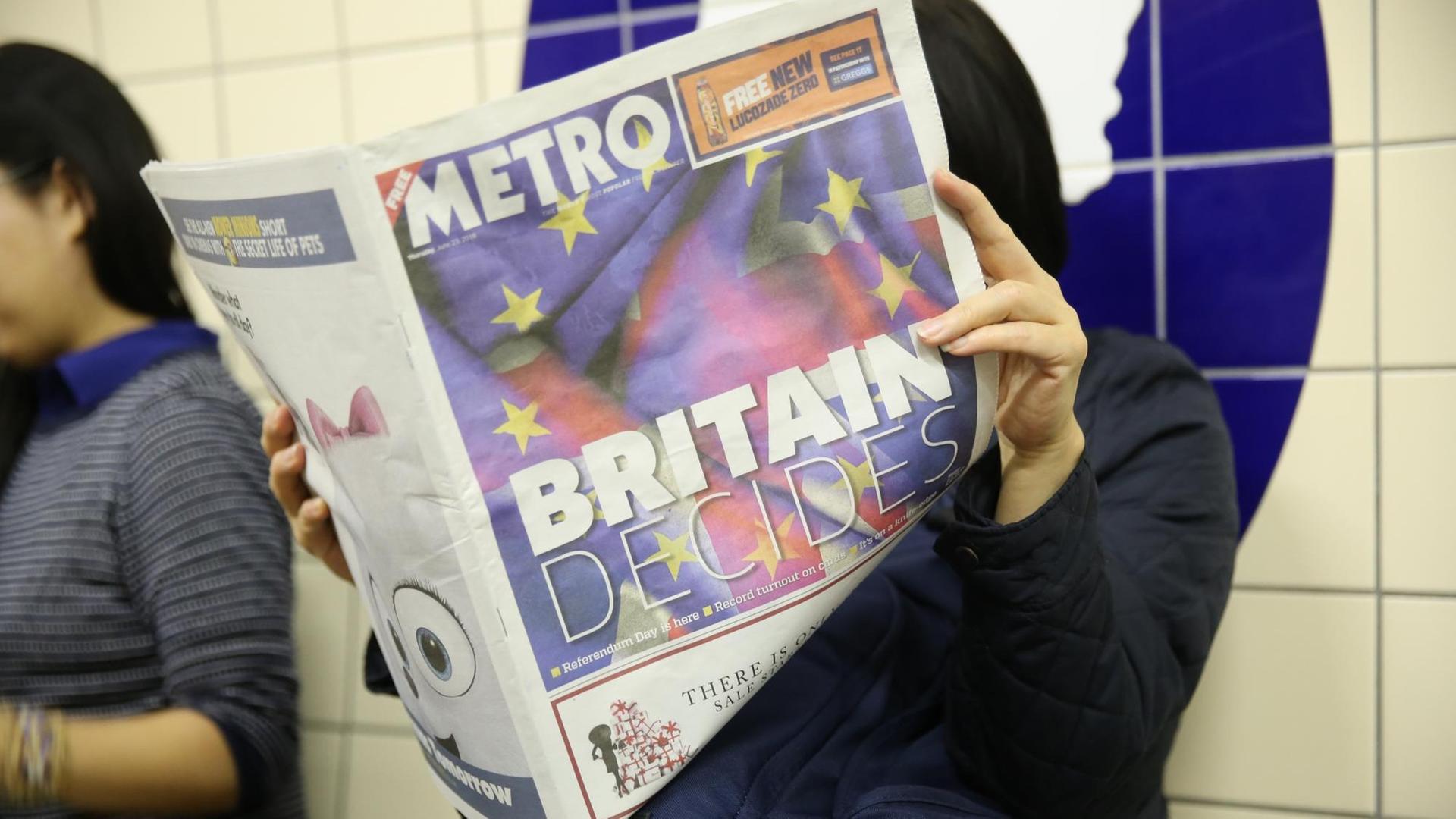 Eine Frau liest am 23.06.2016 in London in der U-Bahn vor dem Referendum über den Austritt oder Verbleib Großbritanniens in der EU im kostenlosen Infoblatt "Metro", das mit der Überschrift "Britain Decides" titelt. Rund 46 Millionen Wähler bestimmen am 23.06.2016, ob ihr Land in der EU bleiben soll. Eine Frau liest am 23.06.2016 in London in der U-Bahn vor dem Referendum über den Austritt oder Verbleib Großbritanniens in der EU im kostenlosen Infoblatt "Metro", das mit der Überschrift "Britain Decides" titelt. Rund 46 Millionen Wähler bestimmen am 23.06.2016, ob ihr Land in der EU bleiben soll.