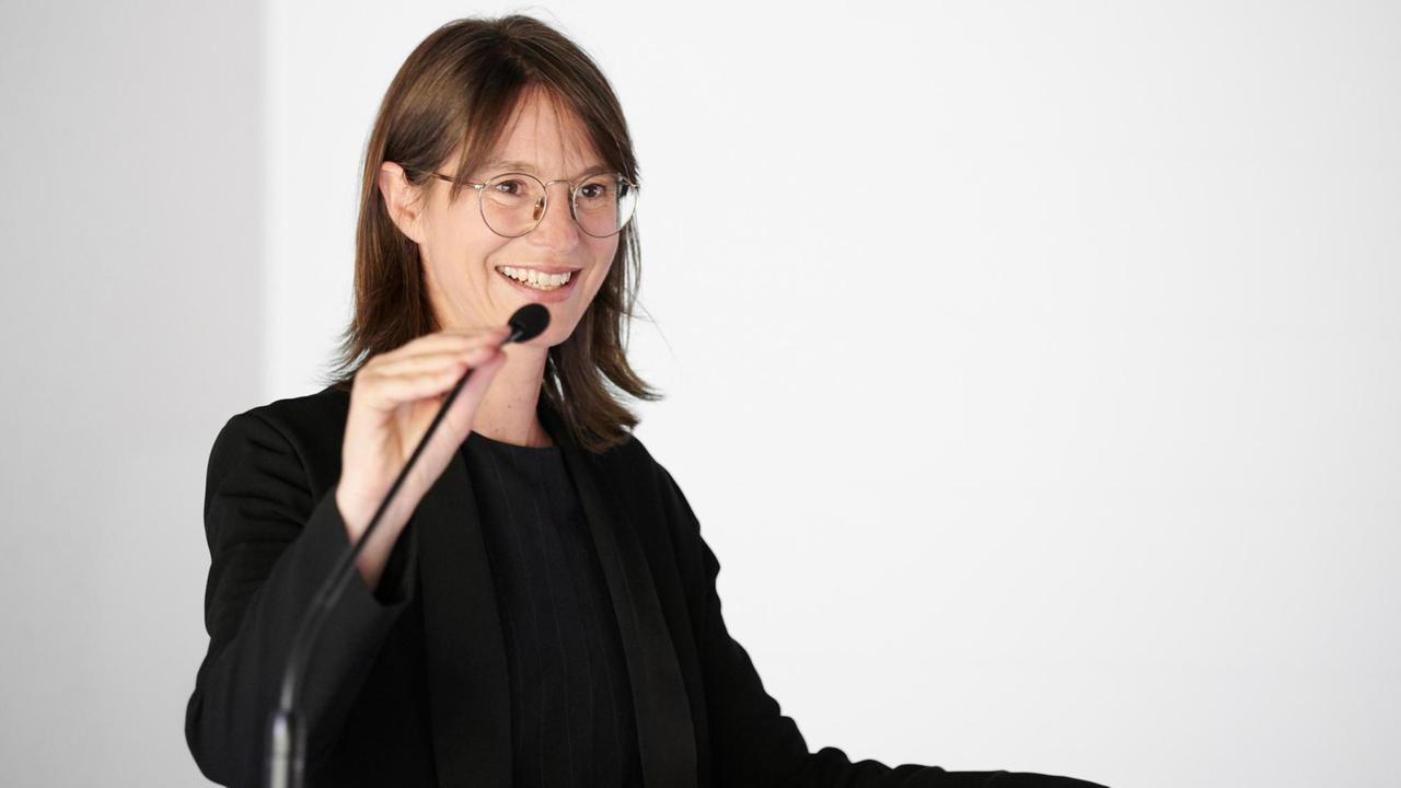 Porträt von Nora Sternfeld, documenta-Professorin an der Kunsthochschule Kassel. Porträt von Nora Sternfeld, documenta-Professorin an der Kunsthochschule Kassel.
