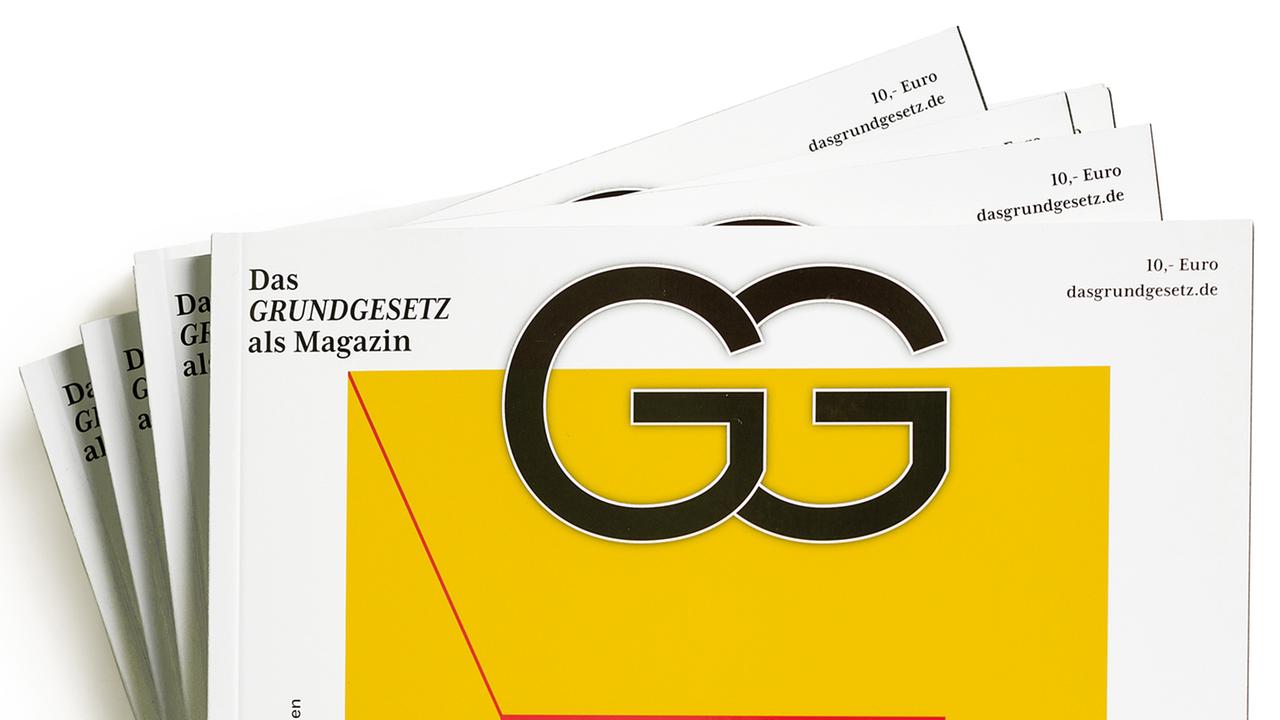 Vier Hefte übereinander: das Grundgesetz als Magazin Vier Hefte übereinander: das Grundgesetz als Magazin