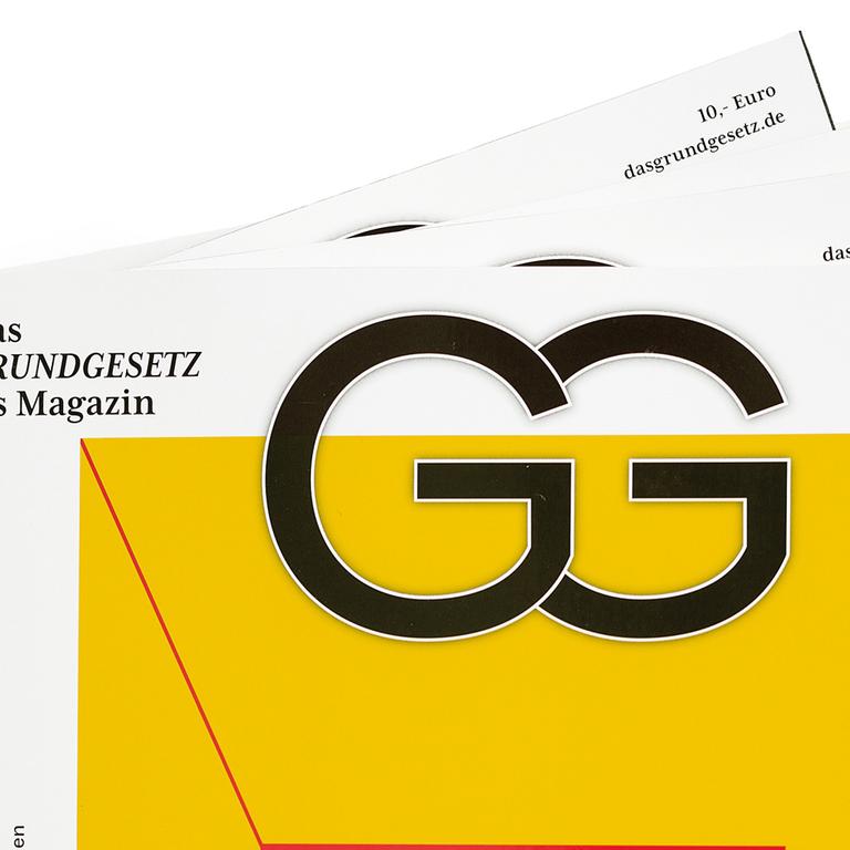 Vier Hefte übereinander: das Grundgesetz als Magazin Vier Hefte übereinander: das Grundgesetz als Magazin