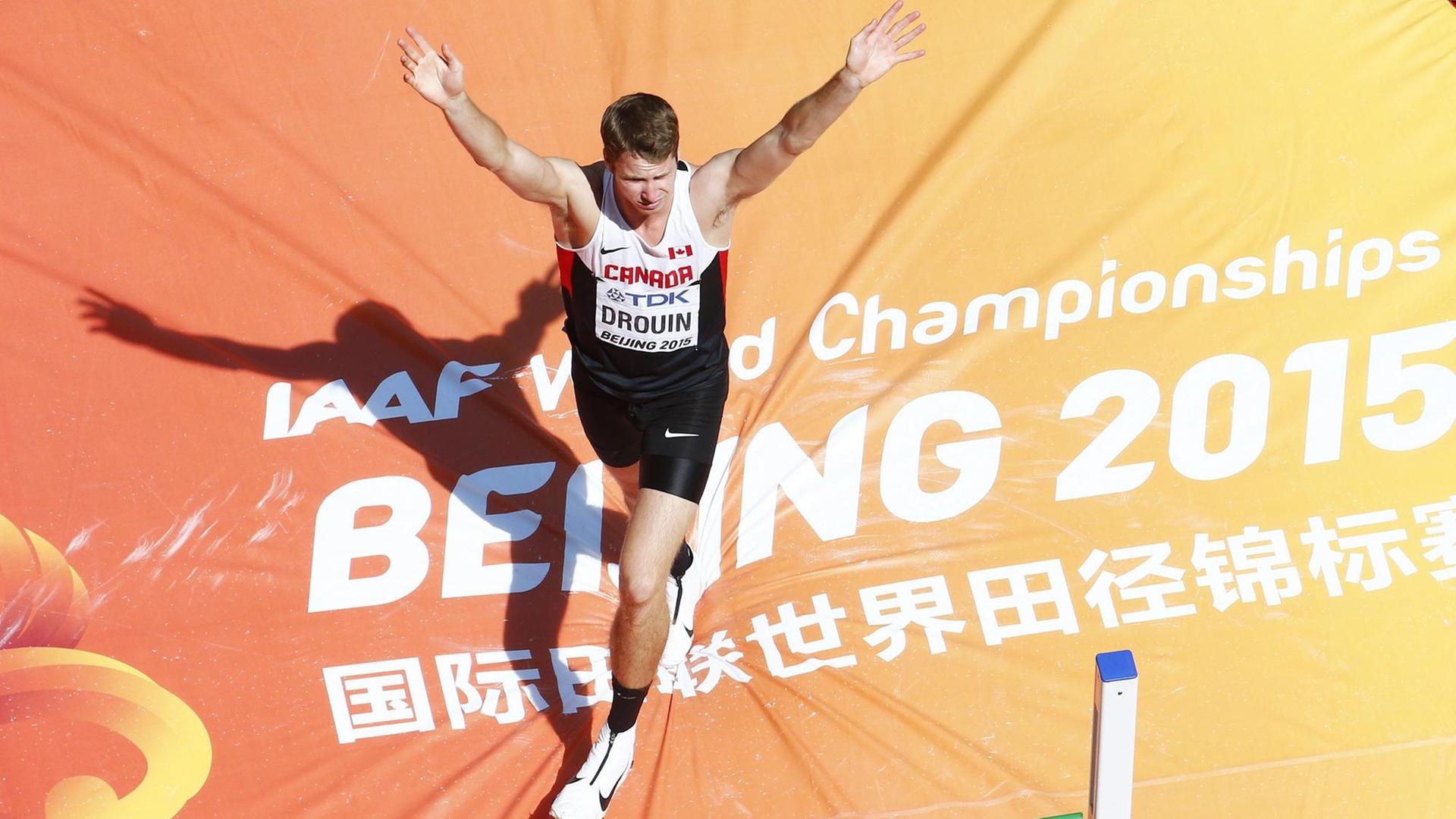 Derek Drouin bei den Leichtathletik-Weltmeisterschaften in Peking 2015. Derek Drouin bei den Leichtathletik-Weltmeisterschaften in Peking 2015.