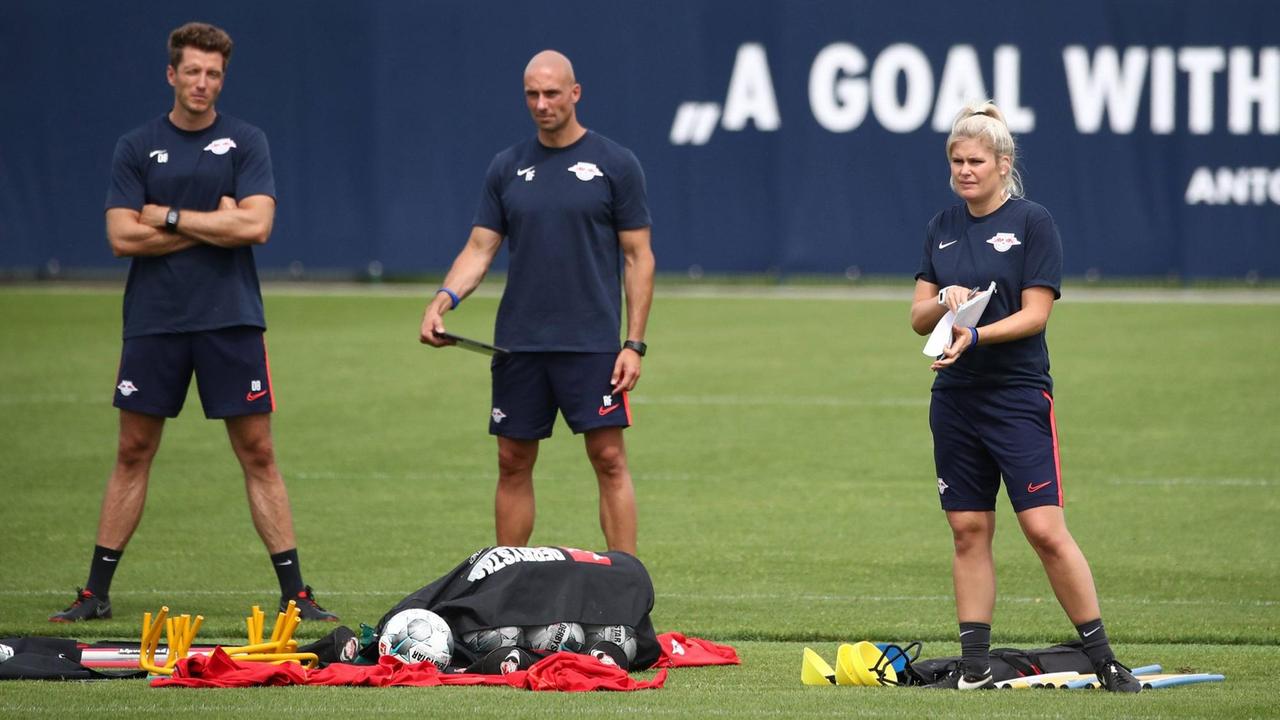 Imke Wübbenhorst während ihrer Trainer A-Lizenz Ausbildung bei RB Leipzig im Juli 2019. Eine Frau steht mit anderen auf einem Fußballfeld. Imke Wübbenhorst während ihrer Trainer A-Lizenz Ausbildung bei RB Leipzig im Juli 2019. Eine Frau steht mit anderen auf einem Fußballfeld.