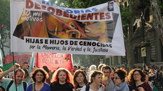 'Kinder von Völkermördern für Erinnern, Wahrheit und Gerechtigkeit' - Mitglieder des Kollektivs auf einer Demonstration.