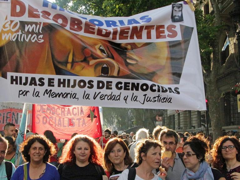 'Kinder von Völkermördern für Erinnern, Wahrheit und Gerechtigkeit' - Mitglieder des Kollektivs auf einer Demonstration.