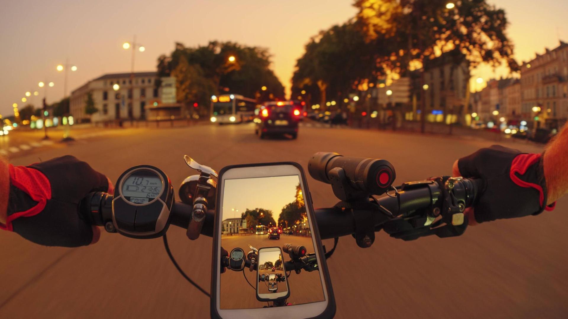 Persönliche Perspektive eines Fahrers auf einem E-Bike auf der Avenue de l'Europe bei Dämmerung in Versailles, Frankreich Persönliche Perspektive eines Fahrers auf einem E-Bike auf der Avenue de l'Europe bei Dämmerung in Versailles, Frankreich