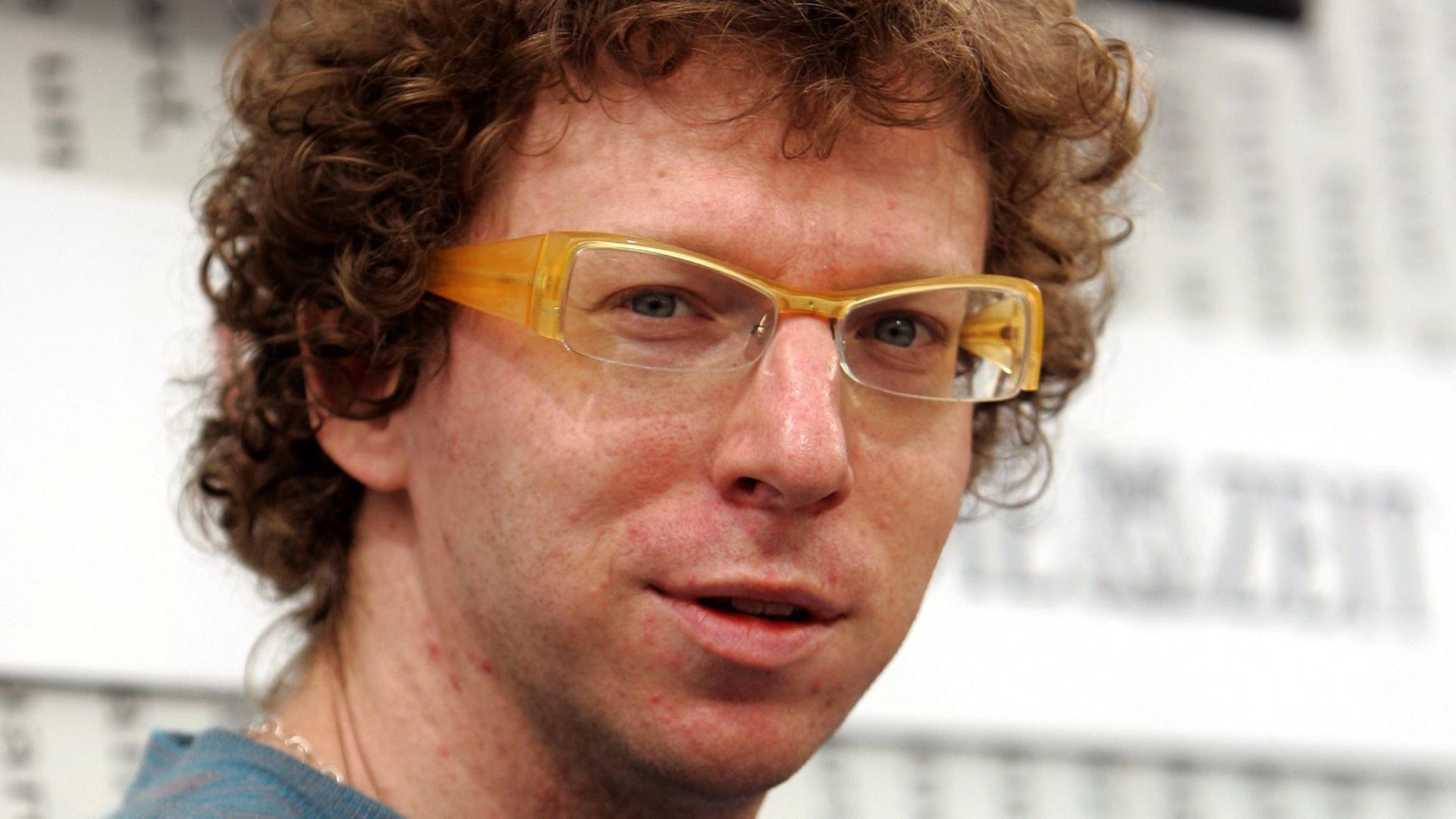 Porträtbild von Arnon Grünberg mit Brille und Lockenkopf Porträtbild von Arnon Grünberg mit Brille und Lockenkopf