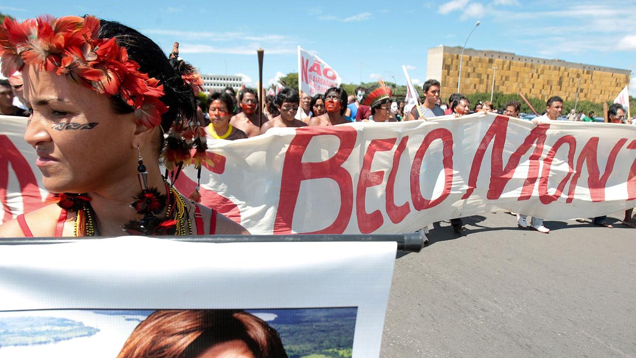 Menschen protestieren am 8.2.2011 gegen das Staudamm-Projekt Belo Monte am Rio Xingu in Brasilien Menschen protestieren am 8.2.2011 gegen das Staudamm-Projekt Belo Monte am Rio Xingu in Brasilien