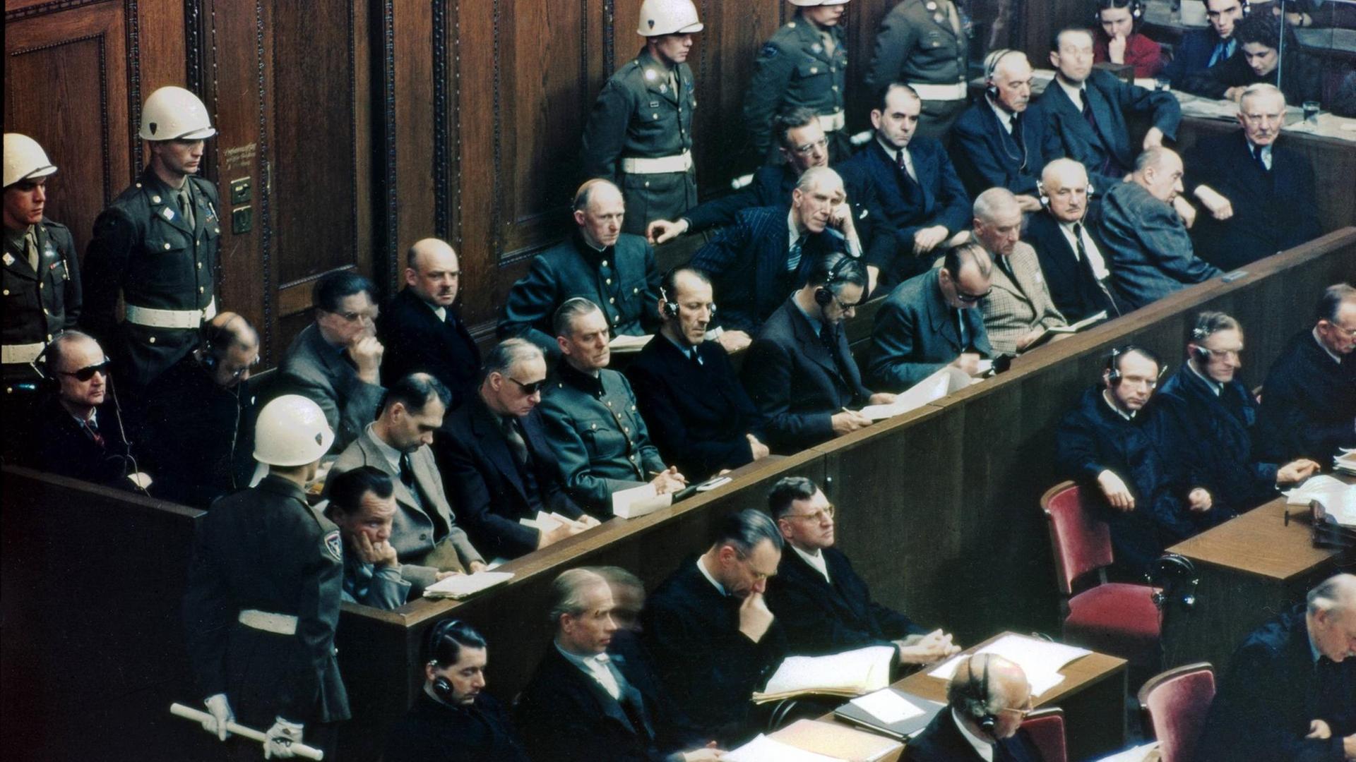 Bei den Nürnberger Prozessen stehen die Angeklagten vor Gericht. Bei den Nürnberger Prozessen stehen die Angeklagten vor Gericht.