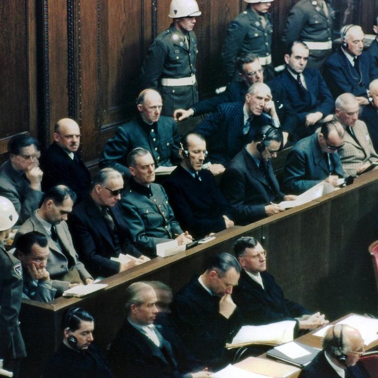 Historische Farbaufnahme der Angeklagten während des Prozesses gegen die Kriegsverbrecher vor dem Internationalen Militärtribunal IMT, bei dem 22 Anführer von Nazi-Deutschland vor Gericht standen.