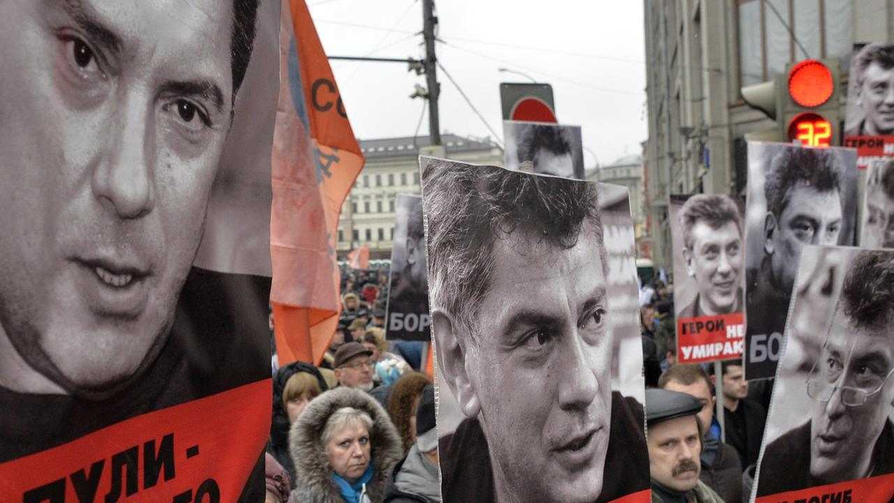 Szene der Trauerkundgebung für den ermordeten Oppositionellen Boris Nemzow am 1. März 2015 in Moskau. Nemzow war am 28. Februar bei einem Attentat auf offener Straße erschossen worden. Szene der Trauerkundgebung für den ermordeten Oppositionellen Boris Nemzow am 1. März 2015 in Moskau. Nemzow war am 28. Februar bei einem Attentat auf offener Straße erschossen worden.
