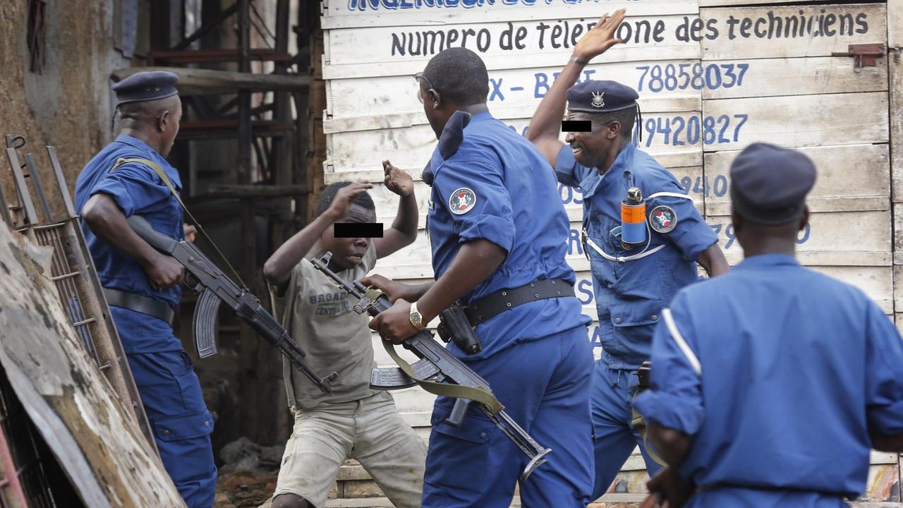 Man sieht, wie Polizisten einen Jungen in Burundis Hauptstadt Bujumbura schlagen. Man sieht, wie Polizisten einen Jungen in Burundis Hauptstadt Bujumbura schlagen.
