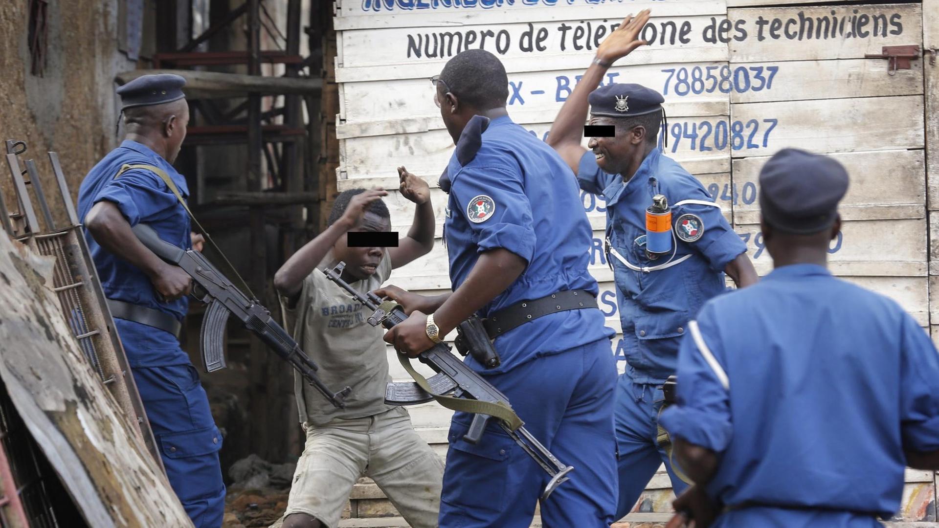 Man sieht, wie Polizisten einen Jungen in Burundis Hauptstadt Bujumbura schlagen. Man sieht, wie Polizisten einen Jungen in Burundis Hauptstadt Bujumbura schlagen.