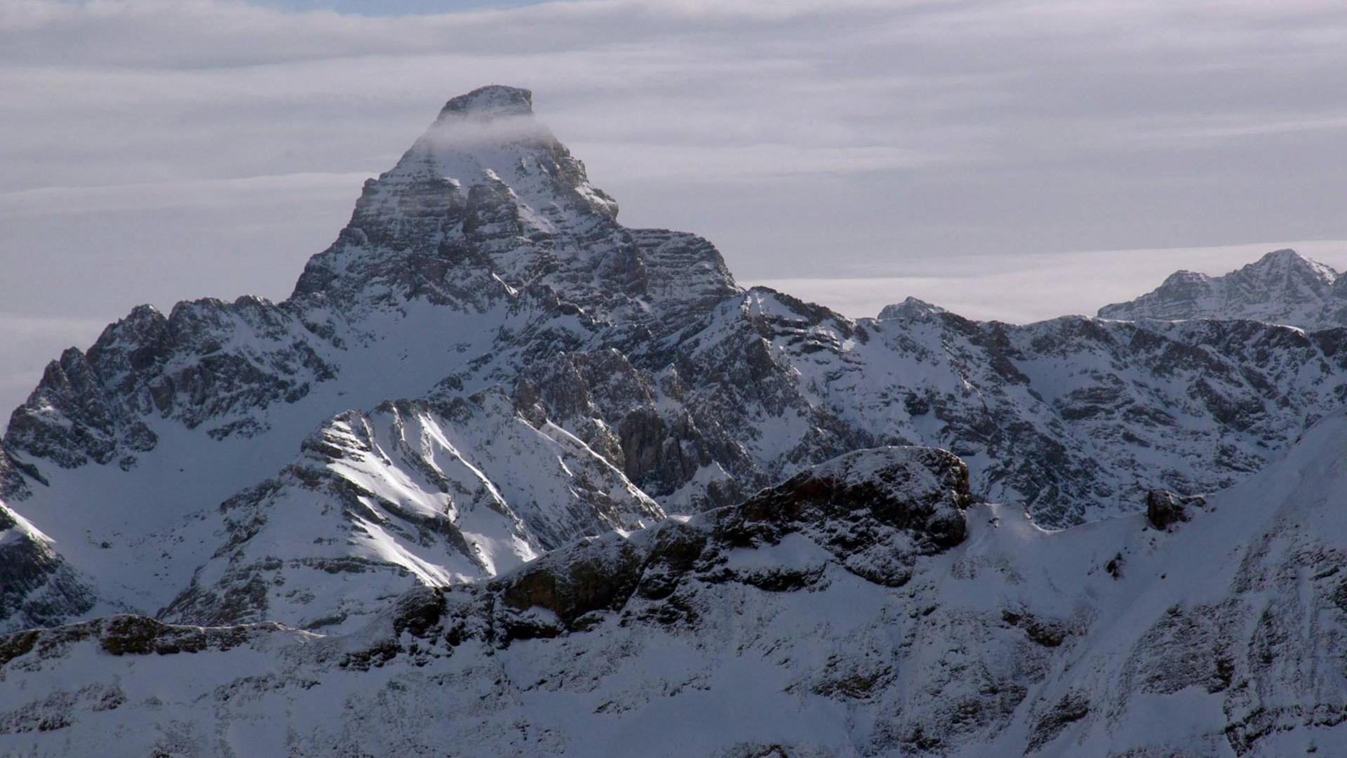 Blick auf den verschneiten Berggipfel des Hochvogels im Allgäu bei Oberstdorf. Blick auf den verschneiten Berggipfel des Hochvogels im Allgäu bei Oberstdorf.