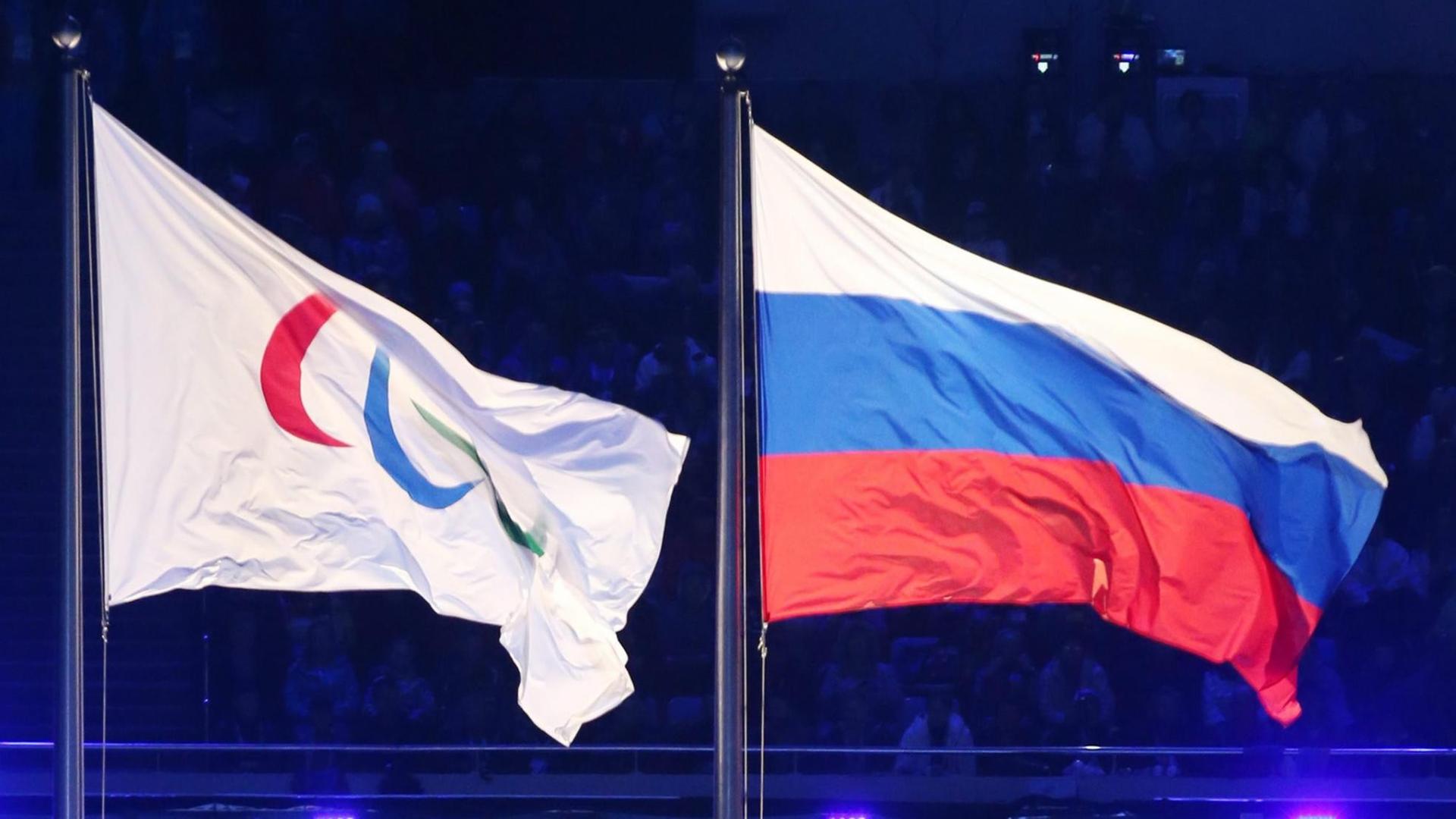 Die Flaggen Russlands (r.) und des Internationalen Paralympischen Komitees Die Flaggen Russlands (r.) und des Internationalen Paralympischen Komitees