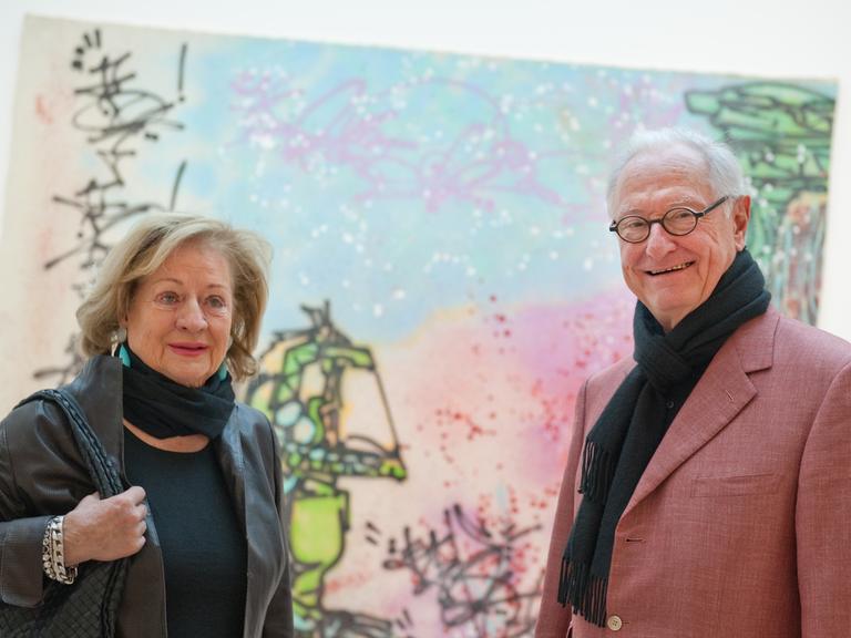 Die Sammler Ute und Rudolf Scharpff in Stuttgart im Kunstmuseum vor einer Arbeit des Künstlers Koor