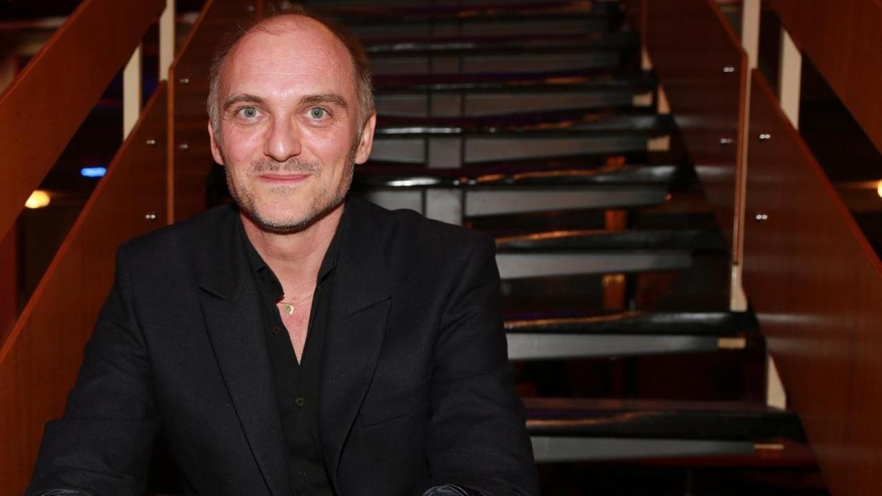 Der österreichische Regisseur Markus Schleinzer bei der Premiere seines Films "Angelo". Er sitzt auf einer Treppe. Der österreichische Regisseur Markus Schleinzer bei der Premiere seines Films "Angelo". Er sitzt auf einer Treppe.