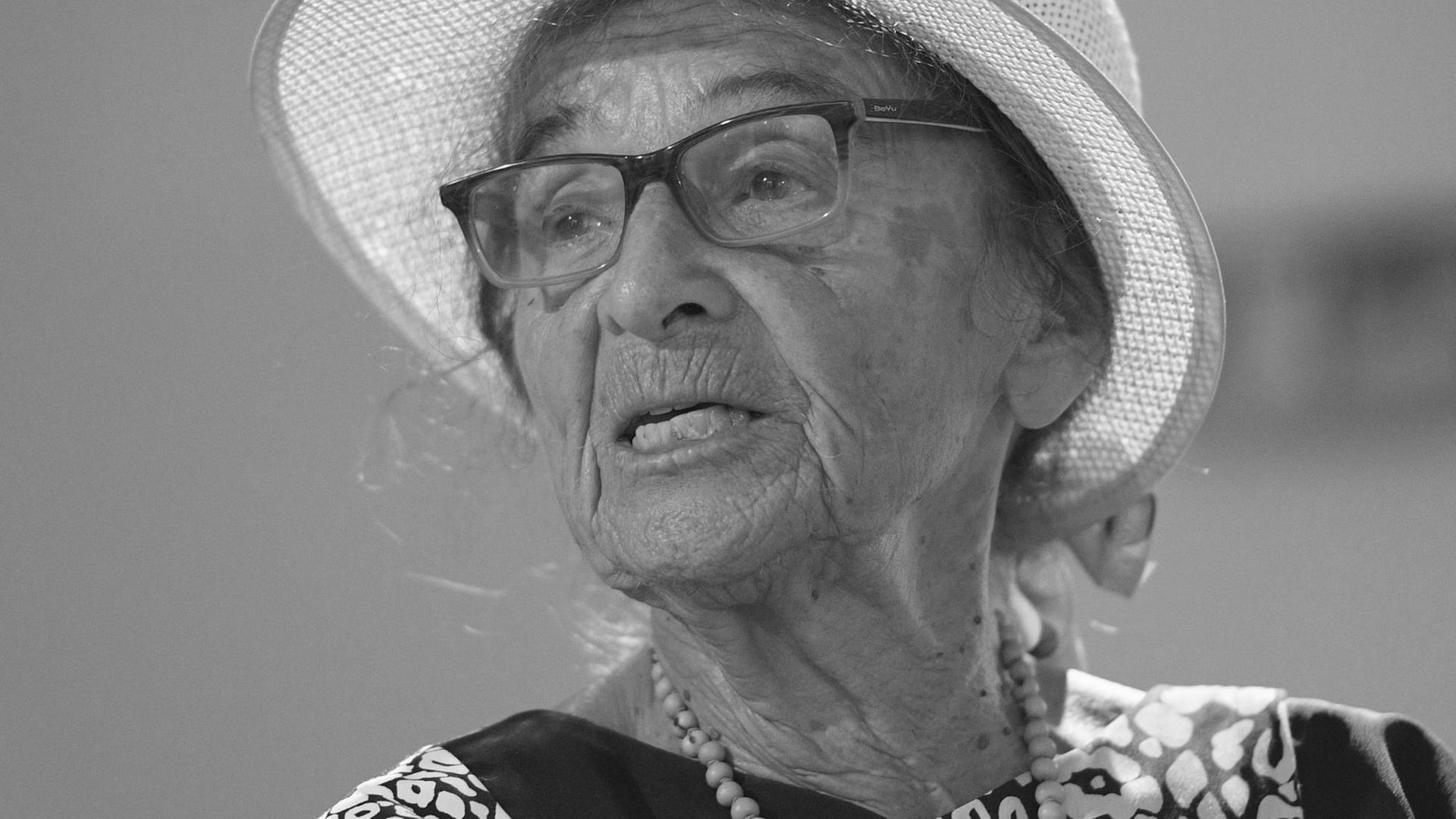Ein Poträt von Agnes Heller in Prag, 2018. Sie trägt einen Strohhut Ein Poträt von Agnes Heller in Prag, 2018. Sie trägt einen Strohhut