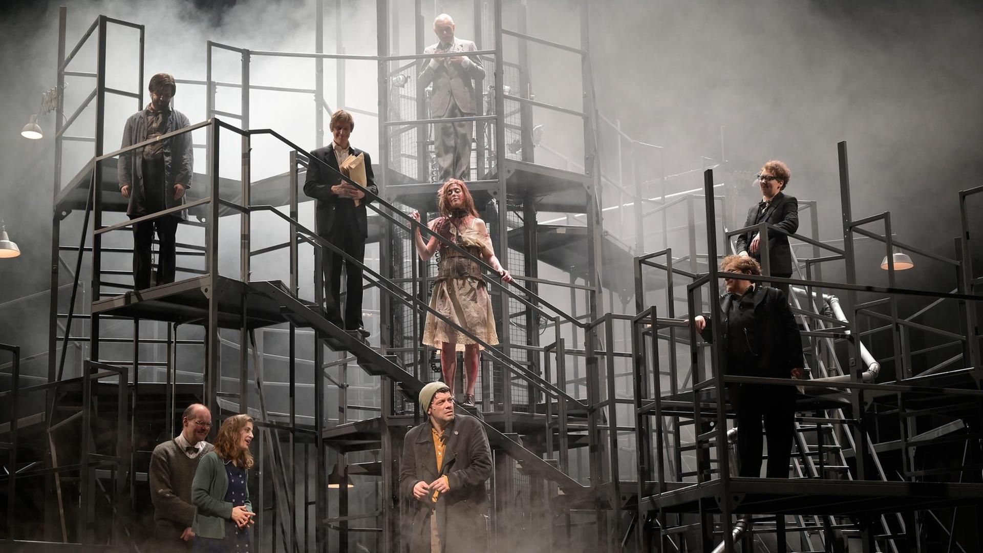 Das Ensemble der Inszenierung von "Das Schloss" von Franz Kafka am Deutschen Schauspielhaus Hamburg in der Regie von Viktor Bodo