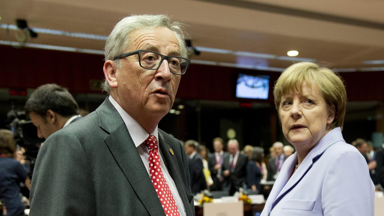 EU-Kommissionspräsident Jean-Claude Juncker und Bundeskanzlerin Angela Merkel auf einem EU-Gipfel. EU-Kommissionspräsident Jean-Claude Juncker und Bundeskanzlerin Angela Merkel auf einem EU-Gipfel.