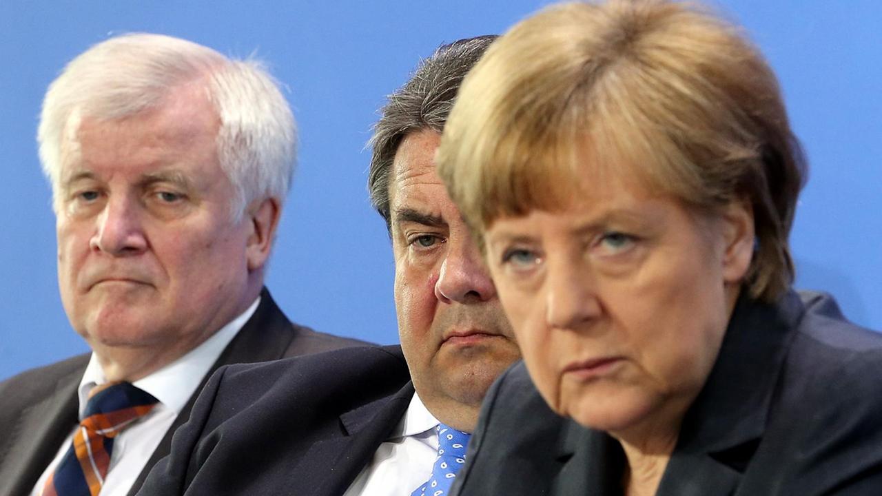 Der bayerische Ministerpräsident Horst Seehofer (CSU, l-r), Bundeswirtschaftsminister Sigmar Gabriel (SPD) und Bundeskanzlerin Angela Merkel (CDU) geben am 08.05.2015 im Bundeskanzleramt in Berlin nach einem Spitzentreffen von Bund und Ländern zum Umgang mit der wachsenden Zahl von Flüchtlingen eine Pressekonferenz Der bayerische Ministerpräsident Horst Seehofer (CSU, l-r), Bundeswirtschaftsminister Sigmar Gabriel (SPD) und Bundeskanzlerin Angela Merkel (CDU) geben am 08.05.2015 im Bundeskanzleramt in Berlin nach einem Spitzentreffen von Bund und Ländern zum Umgang mit der wachsenden Zahl von Flüchtlingen eine Pressekonferenz