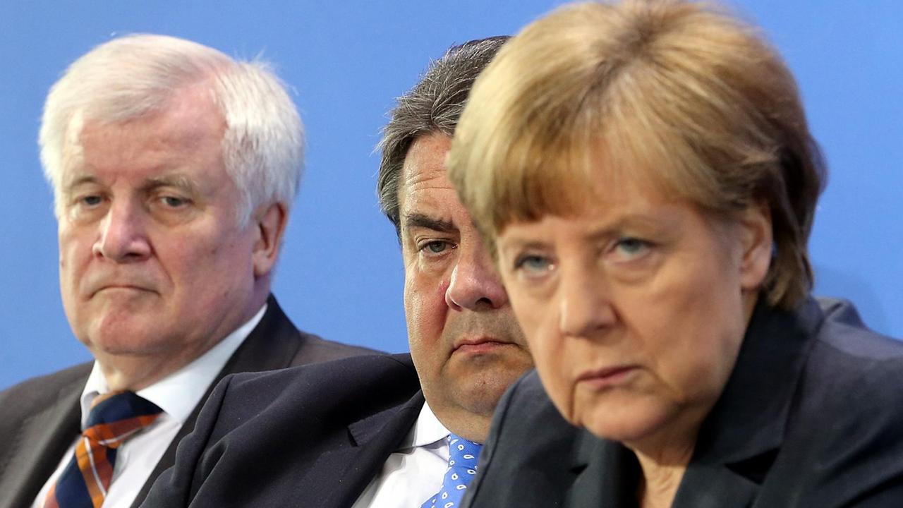 Der bayerische Ministerpräsident Horst Seehofer (CSU, l-r), Bundeswirtschaftsminister Sigmar Gabriel (SPD) und Bundeskanzlerin Angela Merkel (CDU) geben am 08.05.2015 im Bundeskanzleramt in Berlin nach einem Spitzentreffen von Bund und Ländern zum Umgang mit der wachsenden Zahl von Flüchtlingen eine Pressekonferenz Der bayerische Ministerpräsident Horst Seehofer (CSU, l-r), Bundeswirtschaftsminister Sigmar Gabriel (SPD) und Bundeskanzlerin Angela Merkel (CDU) geben am 08.05.2015 im Bundeskanzleramt in Berlin nach einem Spitzentreffen von Bund und Ländern zum Umgang mit der wachsenden Zahl von Flüchtlingen eine Pressekonferenz
