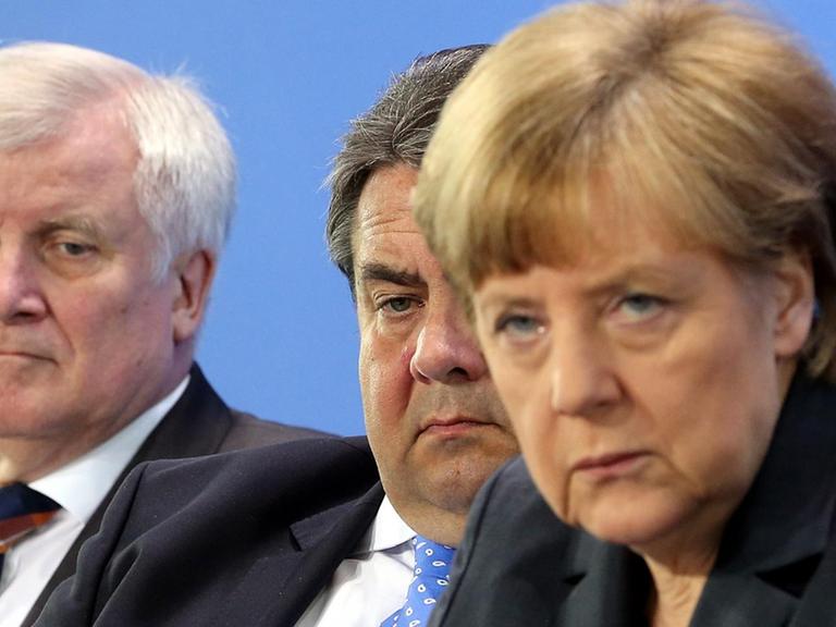 Der bayerische Ministerpräsident Horst Seehofer (CSU, l-r), Bundeswirtschaftsminister Sigmar Gabriel (SPD) und Bundeskanzlerin Angela Merkel (CDU) geben am 08.05.2015 im Bundeskanzleramt in Berlin nach einem Spitzentreffen von Bund und Ländern zum Umgang mit der wachsenden Zahl von Flüchtlingen eine Pressekonferenz