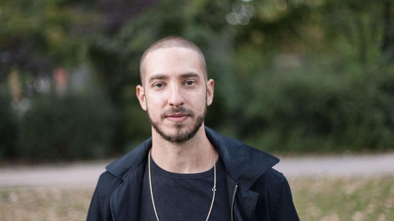 Der deutsch-israelischer Theater- und Hörspielmacher Noam Brusilovsky steht auf einer Wiese Der deutsch-israelischer Theater- und Hörspielmacher Noam Brusilovsky steht auf einer Wiese
