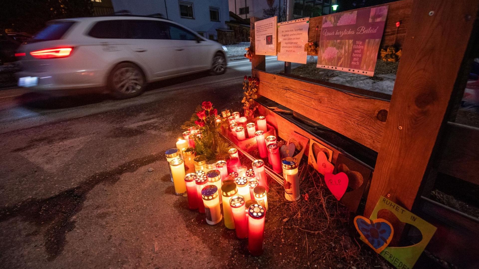 05.01.2020, Italien, Luttach: Blumen, Kerzen und Gedenkschmuck stehen und liegen am Ort des Unfalls und leuchten nach Sonnenuntergang. Ein Auto war in eine Gruppe Urlauber gefahren und hat dabei sechs Menschen getötet. Foto: Lino Mirgeler/dpa | Verwendung weltweit 05.01.2020, Italien, Luttach: Blumen, Kerzen und Gedenkschmuck stehen und liegen am Ort des Unfalls und leuchten nach Sonnenuntergang. Ein Auto war in eine Gruppe Urlauber gefahren und hat dabei sechs Menschen getötet. Foto: Lino Mirgeler/dpa | Verwendung weltweit